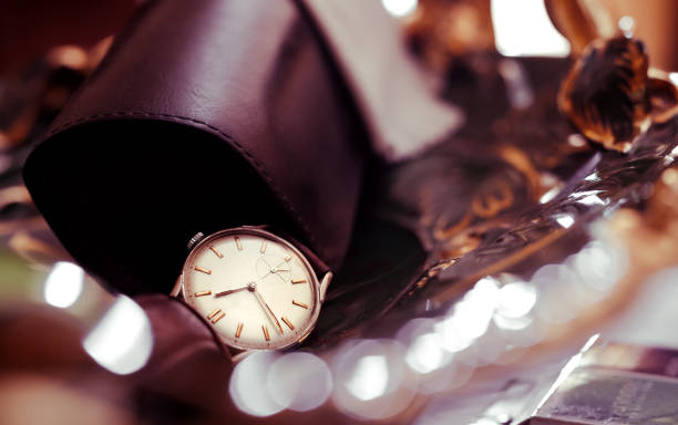 Retrò wristwatch on copper and brass tray